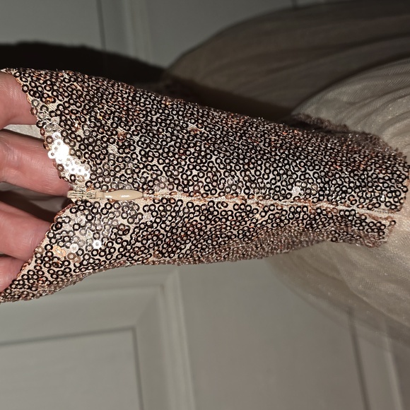 Beautiful rose gold dress - Picture 5 of 7